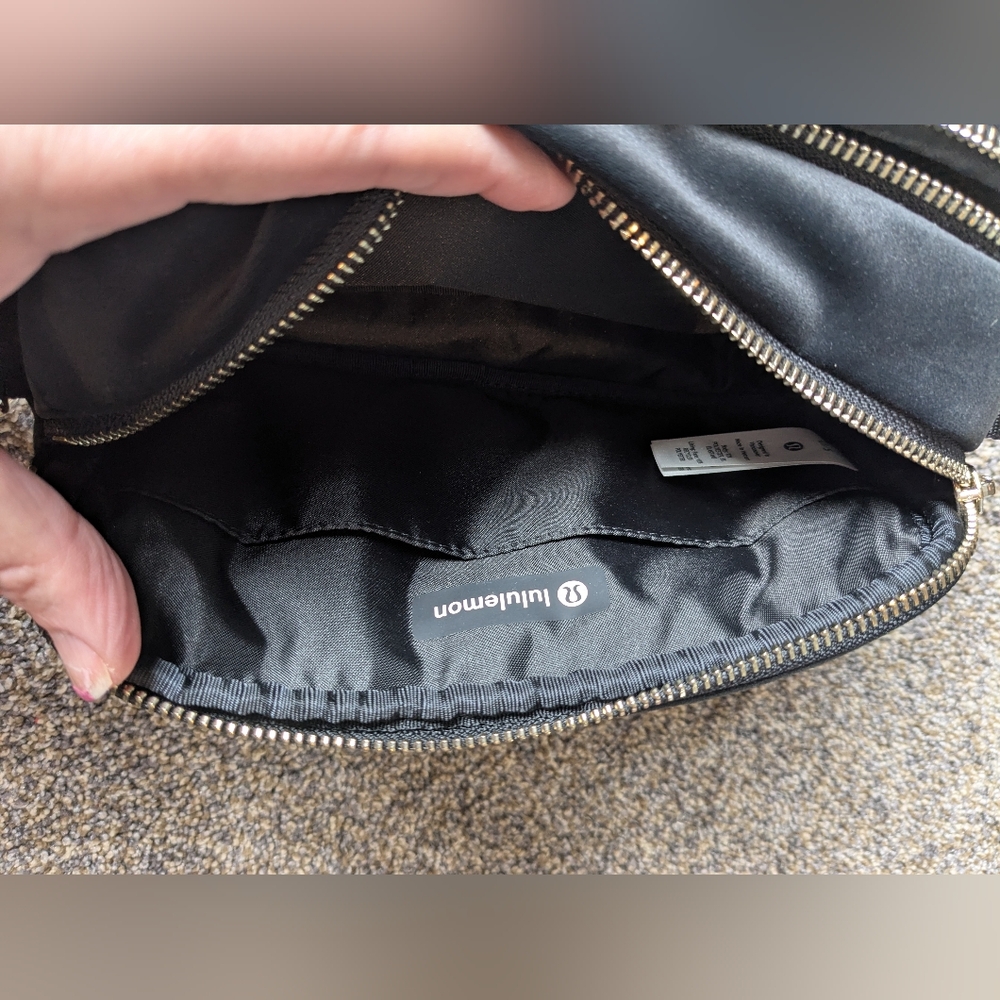 Lululemon Crossbody Camera Bag - 2L Quilted Velour - Picture 5 of 9